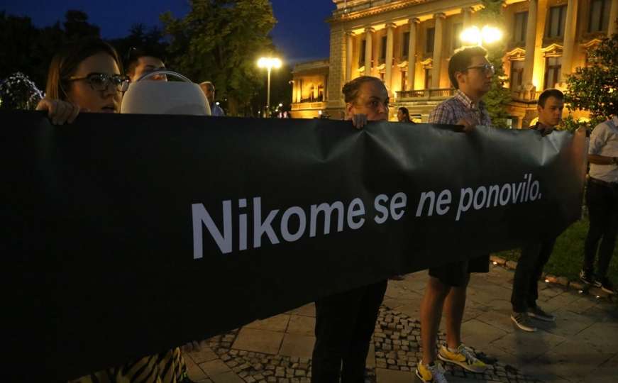  Na skupu u Beogradu zapaljene svijeće za žrtve Srebrenice